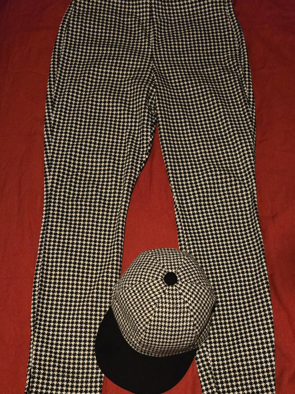 Houndstooth B/W Leggins with matching Hat.